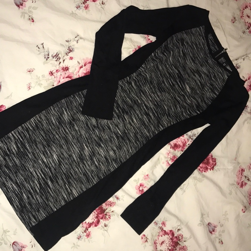Divided long-sleeved dress. Size 4.